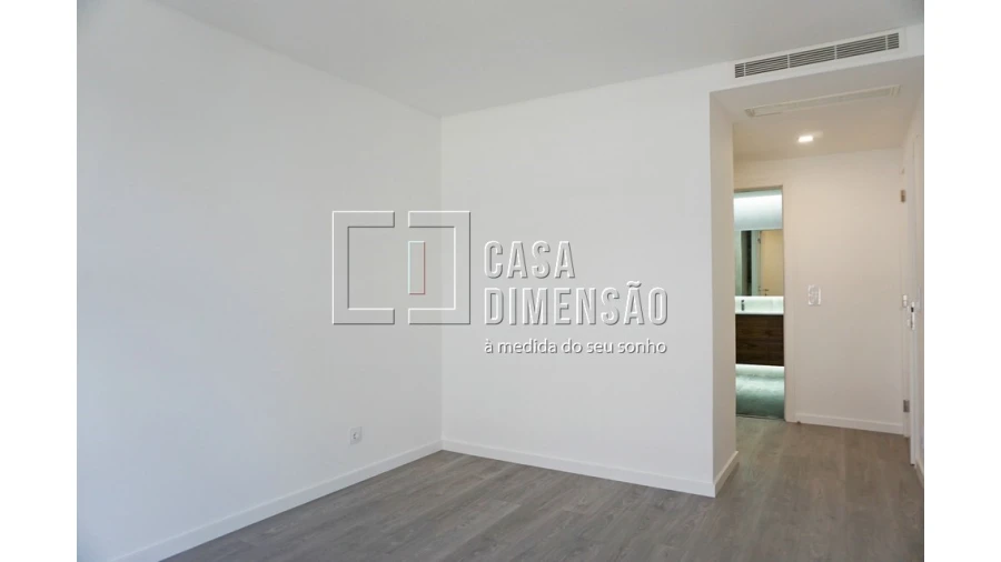 Apartamento T4 para Venda em Porto Salvo Foto 48