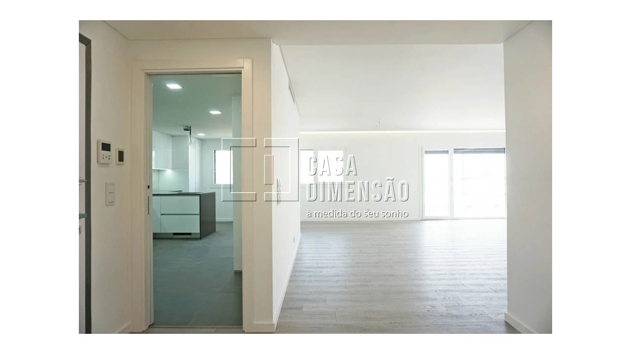 Apartamento T5 para Venda em Porto Salvo Foto 3