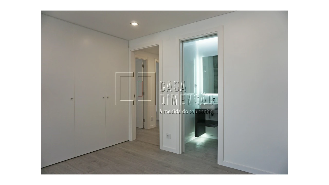 Apartamento T5 para Venda em Porto Salvo Foto 5
