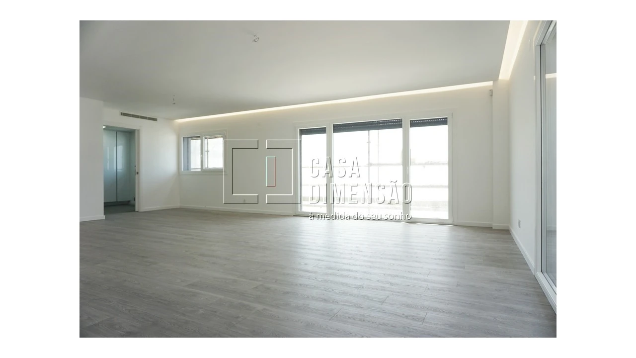 Apartamento T5 para Venda em Porto Salvo Foto 11