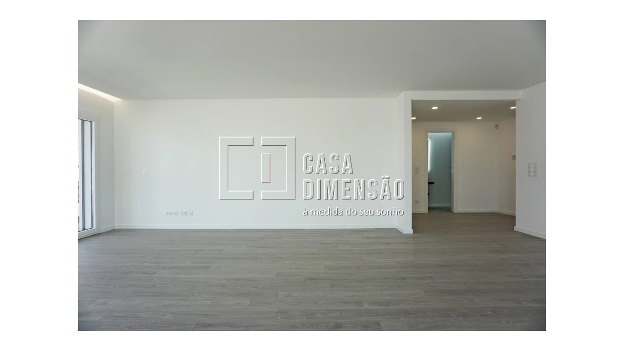 Apartamento T5 para Venda em Porto Salvo Foto 15
