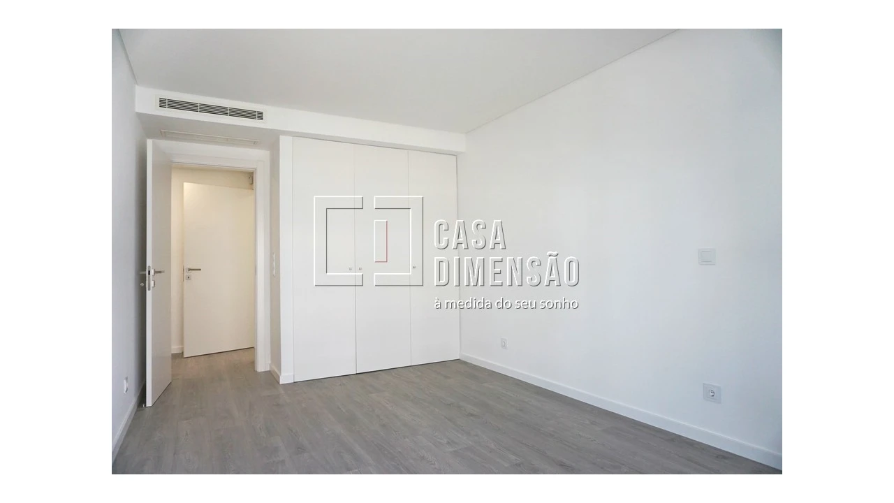 Apartamento T5 para Venda em Porto Salvo Foto 31