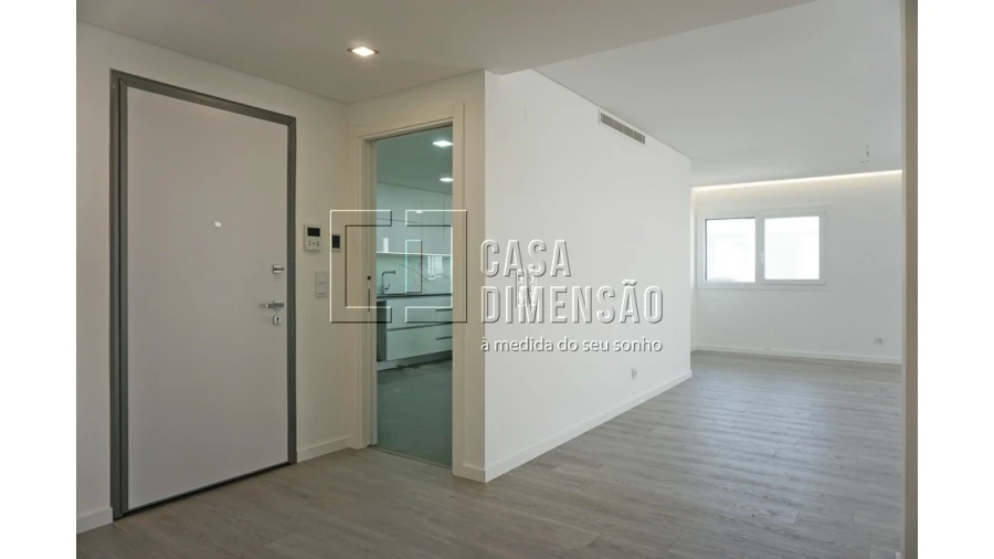 Apartamento T5 para Venda em Porto Salvo Foto 2