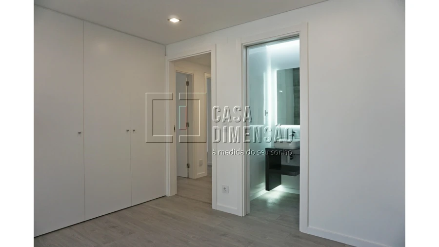 Apartamento T5 para Venda em Porto Salvo Foto 5