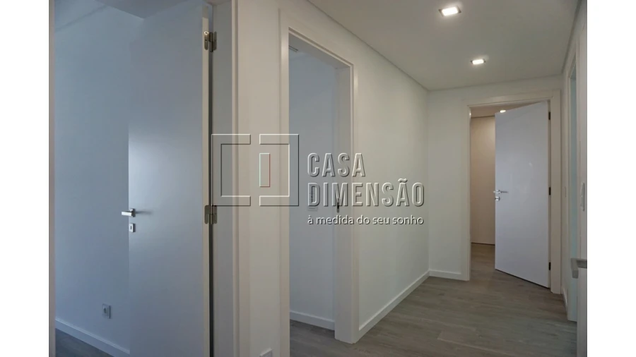 Apartamento T5 para Venda em Porto Salvo Foto 29