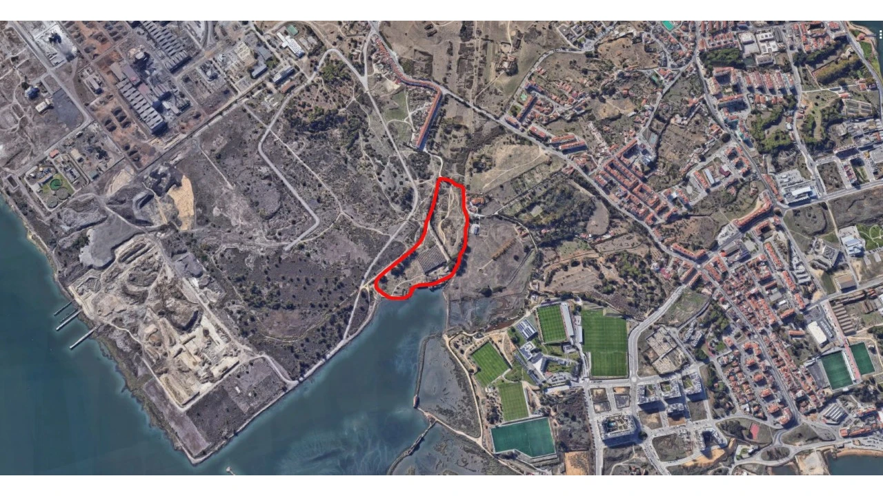 Terreno Comércio / Armazém para Venda em Seixal, Arrentela e Aldeia de Paio Pires Foto 4