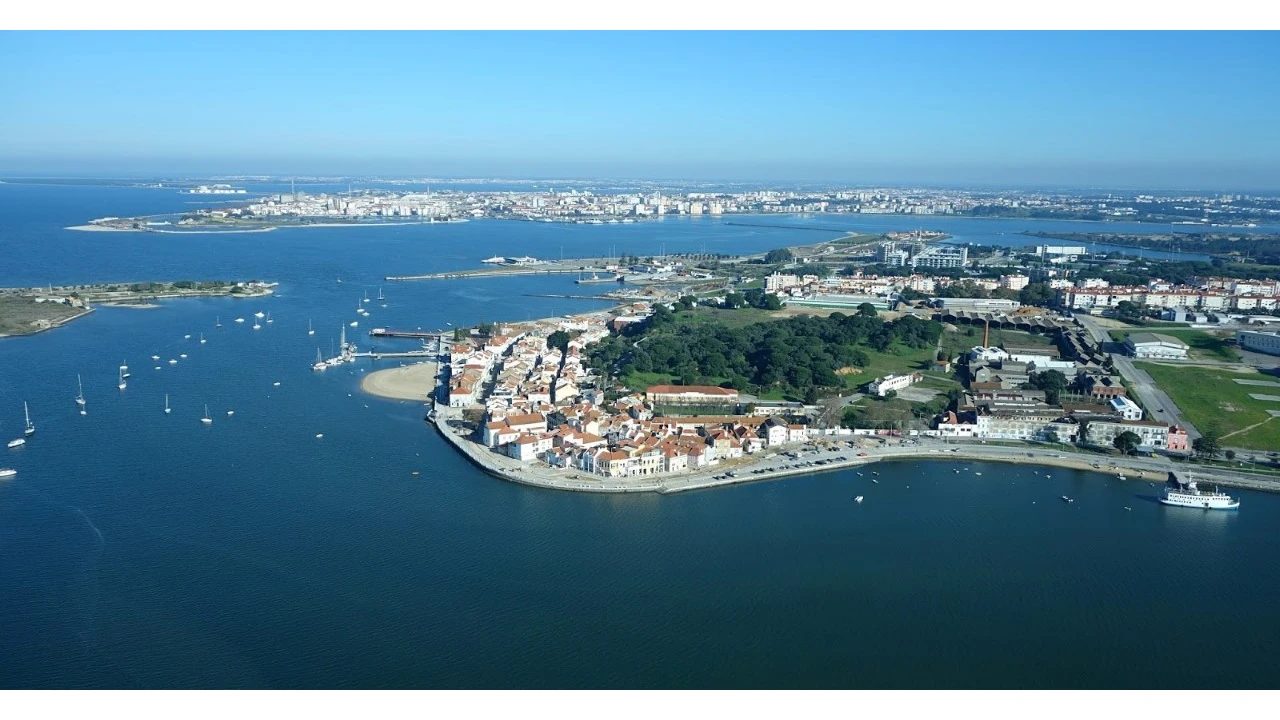 Terreno Comércio / Armazém para Venda em Seixal, Arrentela e Aldeia de Paio Pires Foto 1