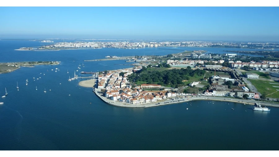 Terreno Comércio / Armazém para Venda em Seixal, Arrentela e Aldeia de Paio Pires Foto 1