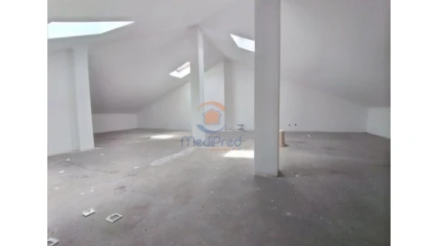Moradia T5 para Venda em Rio de Mouro