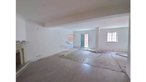 Moradia T5 para Venda em Rio de Mouro