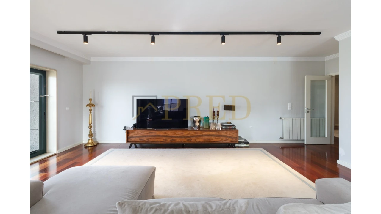 Apartamento T5 para Venda em Mafamude e Vilar do Paraíso Foto 1