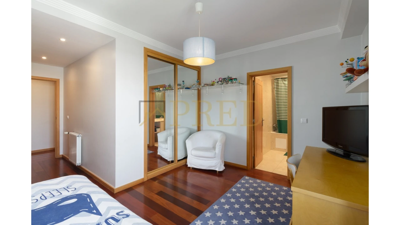 Apartamento T5 para Venda em Mafamude e Vilar do Paraíso Foto 29