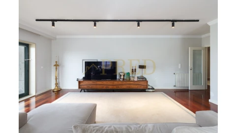 Apartamento T5 para Venda em Mafamude e Vilar do Paraíso