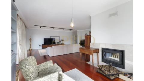 Apartamento T5 para Venda em Mafamude e Vilar do Paraíso