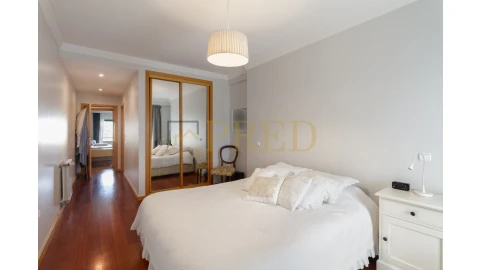 Apartamento T5 para Venda em Mafamude e Vilar do Paraíso