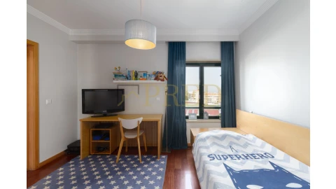 Apartamento T5 para Venda em Mafamude e Vilar do Paraíso