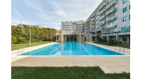 Apartamento T5 para Venda em Mafamude e Vilar do Paraíso