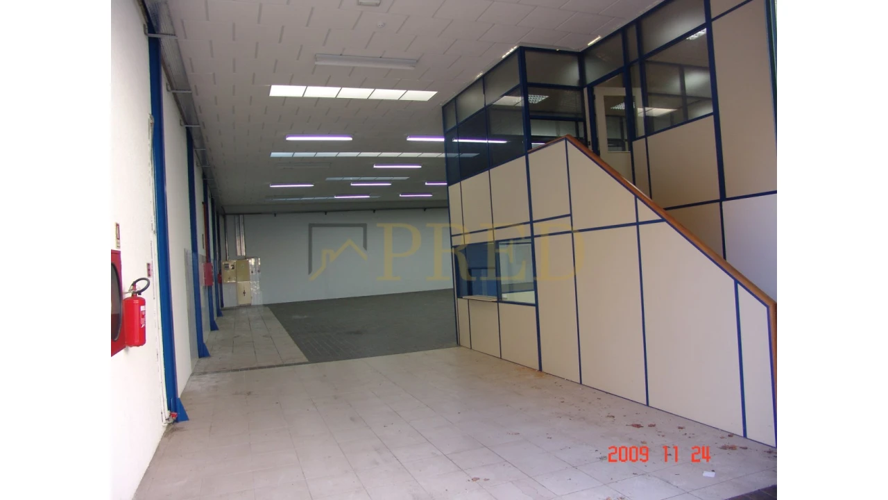 Armazém para Arrendamento em Paranhos Foto 3