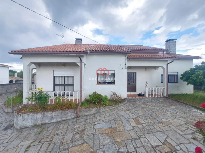 Moradia T4 para Venda em Vila Nova de Tazem