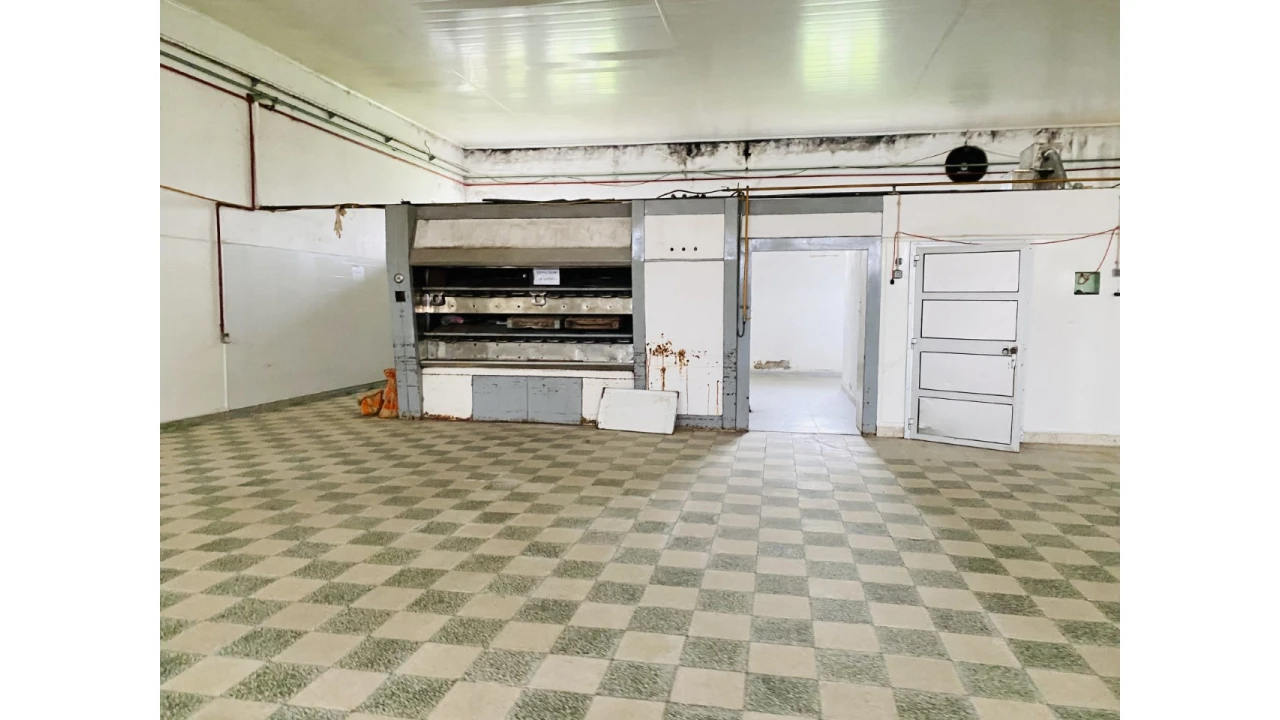 Armazém para Venda em Tramagal Foto 10