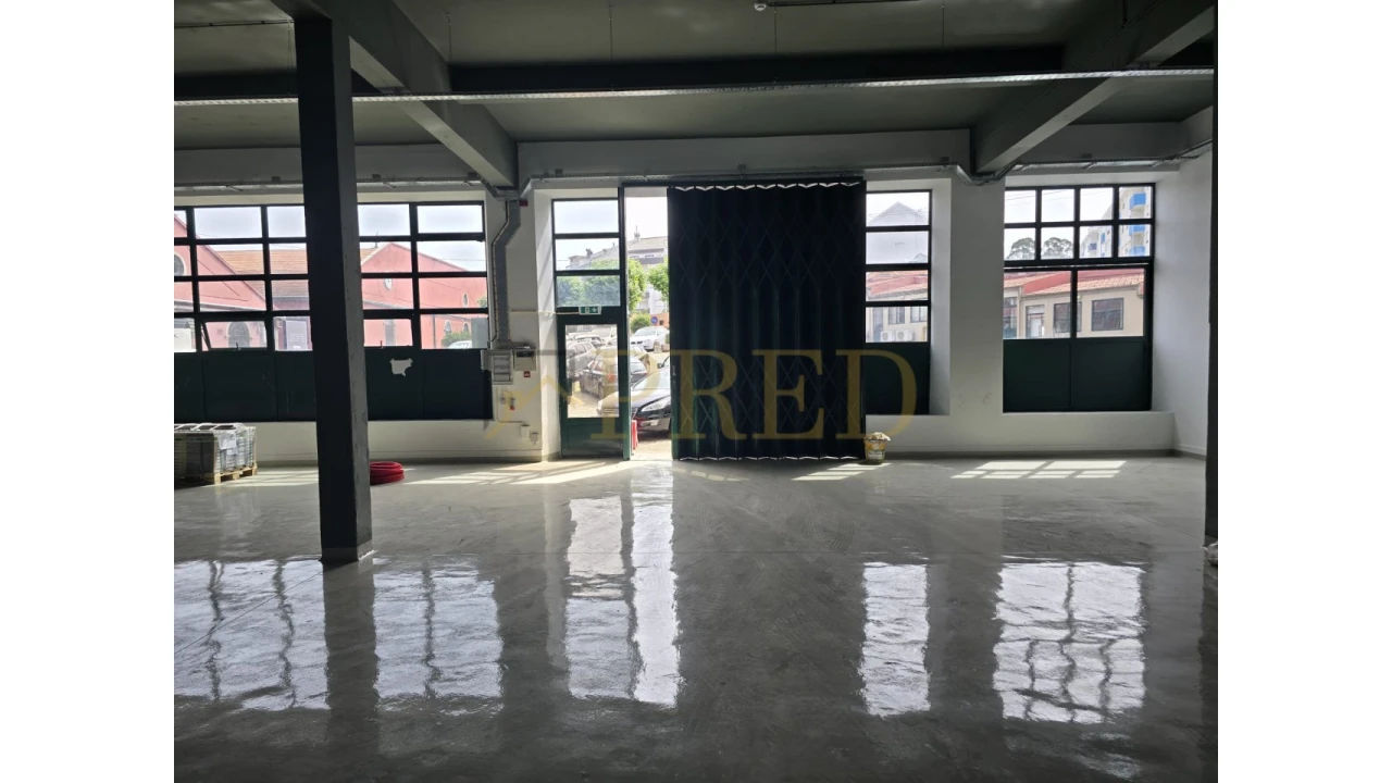 Armazém para Arrendamento em Paranhos Foto 4