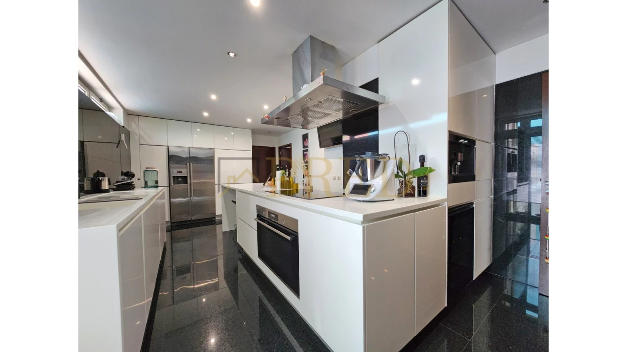 Apartamento T5 para Arrendamento em Aldoar, Foz do Douro e Nevogilde Foto 14