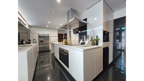 Apartamento T5 para Arrendamento em Aldoar, Foz do Douro e Nevogilde