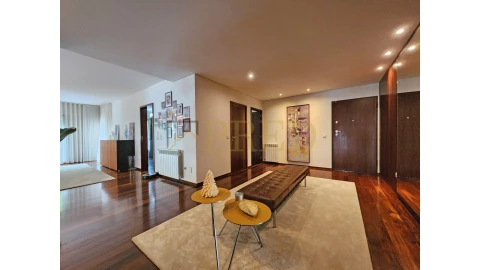 Apartamento T5 para Arrendamento em Aldoar, Foz do Douro e Nevogilde