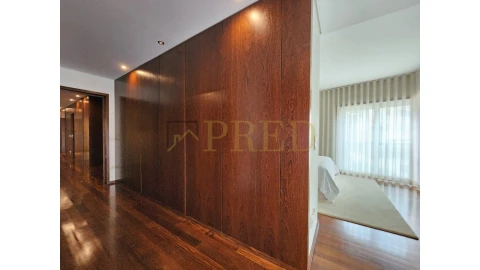 Apartamento T5 para Arrendamento em Aldoar, Foz do Douro e Nevogilde