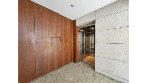 Apartamento T5 para Arrendamento em Aldoar, Foz do Douro e Nevogilde