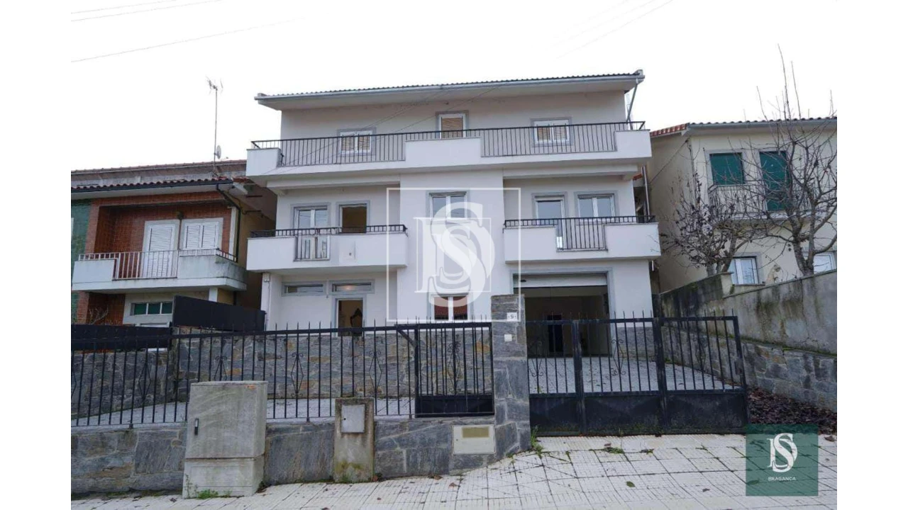 Moradia T8 para Venda em Carção Foto 36