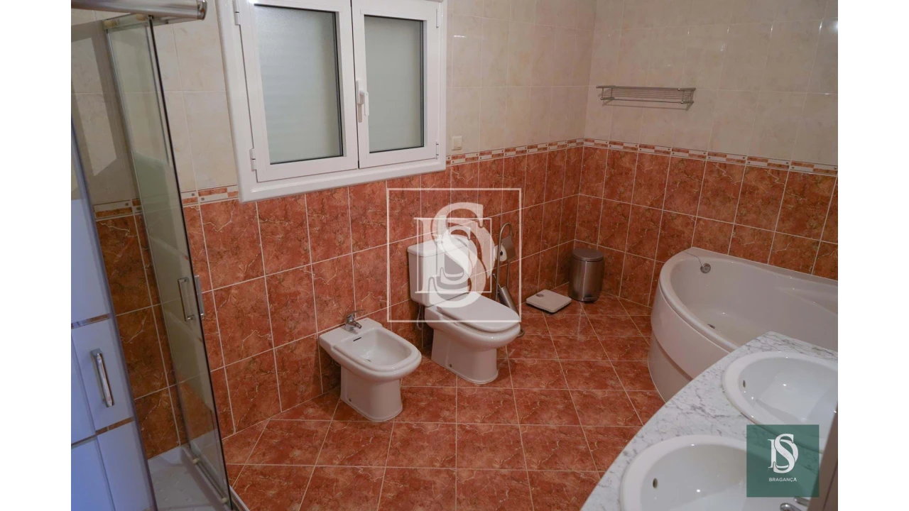 Moradia T8 para Venda em Carção Foto 11