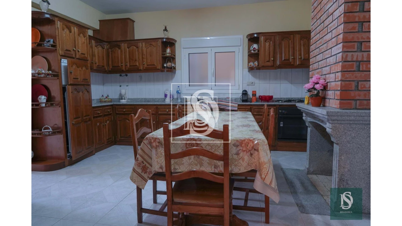 Moradia T8 para Venda em Carção Foto 7