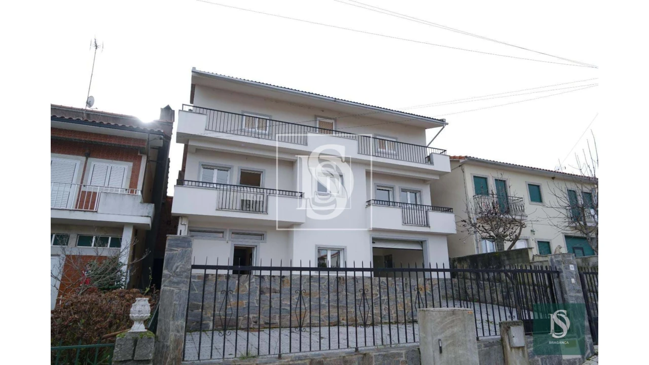 Moradia T8 para Venda em Carção Foto 1