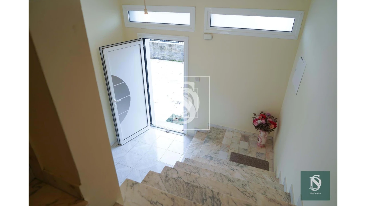 Moradia T8 para Venda em Carção Foto 4