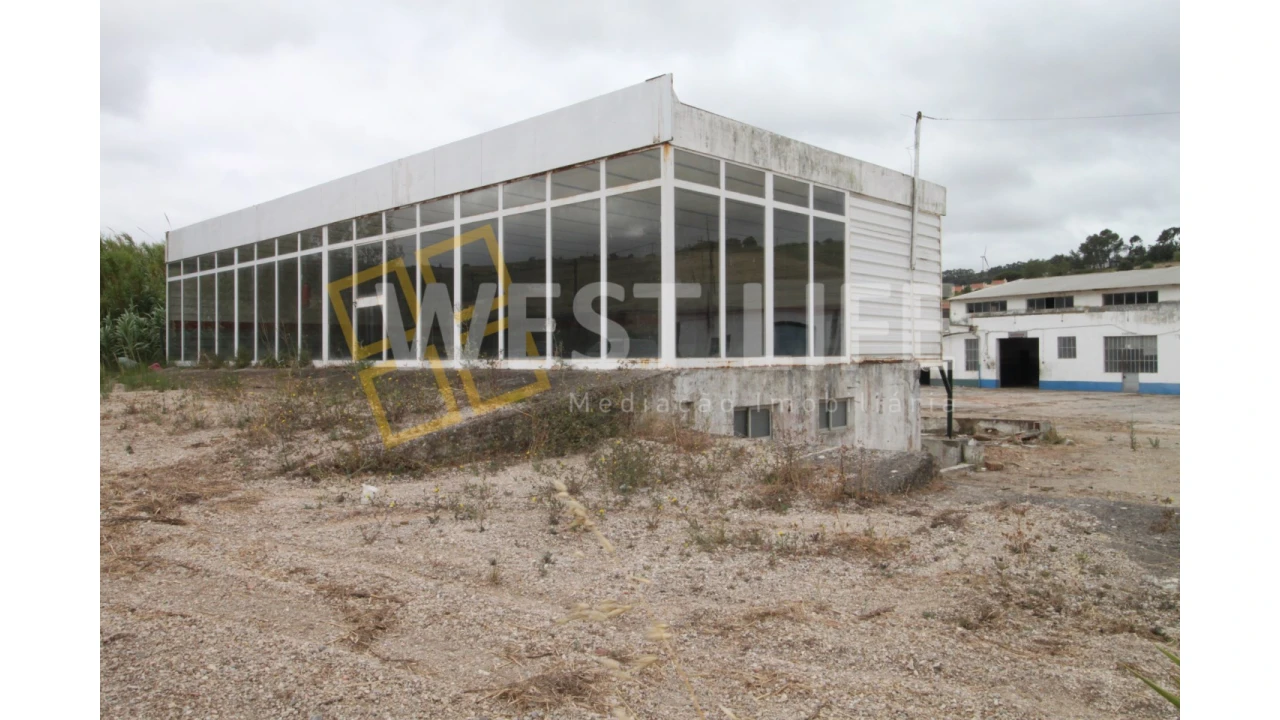 Armazém para Venda em Dois Portos e Runa Foto 3