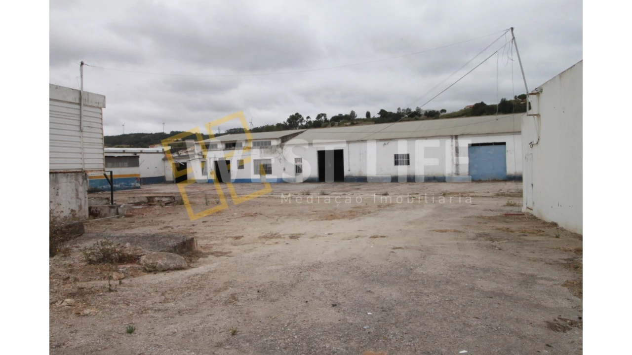Armazém para Venda em Dois Portos e Runa Foto 13