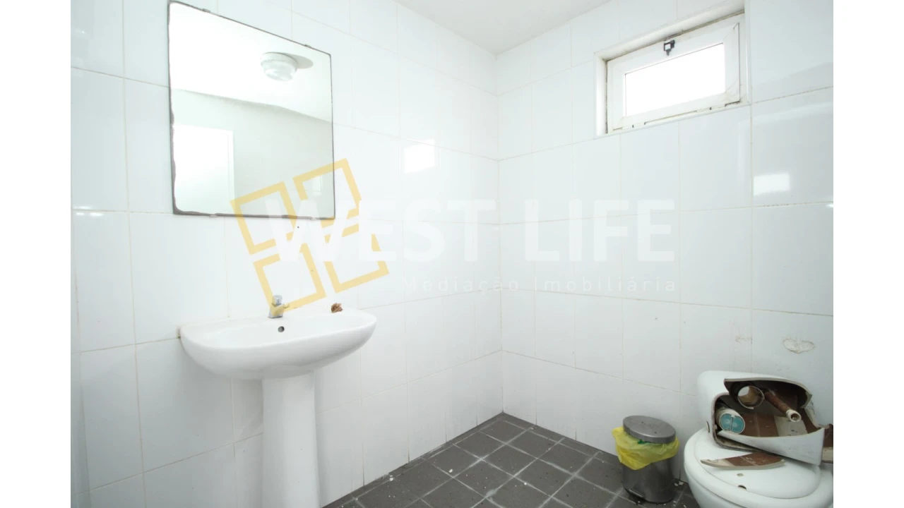 Armazém para Venda em Dois Portos e Runa Foto 26