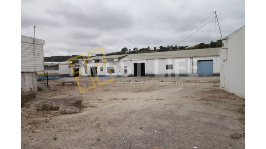 Armazém para Venda em Dois Portos e Runa Foto 13