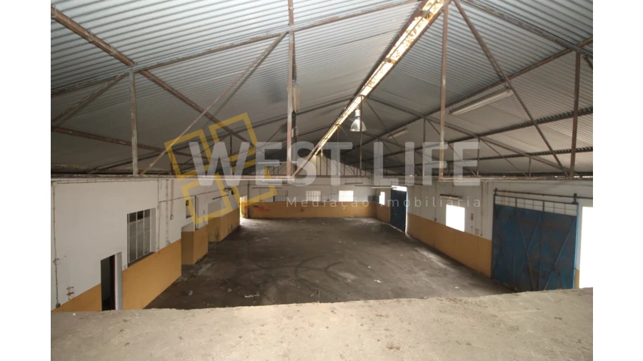 Armazém para Venda em Dois Portos e Runa Foto 11