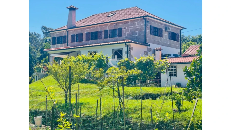 Moradia T5 para Venda em Fornelos e Queijada Foto 1