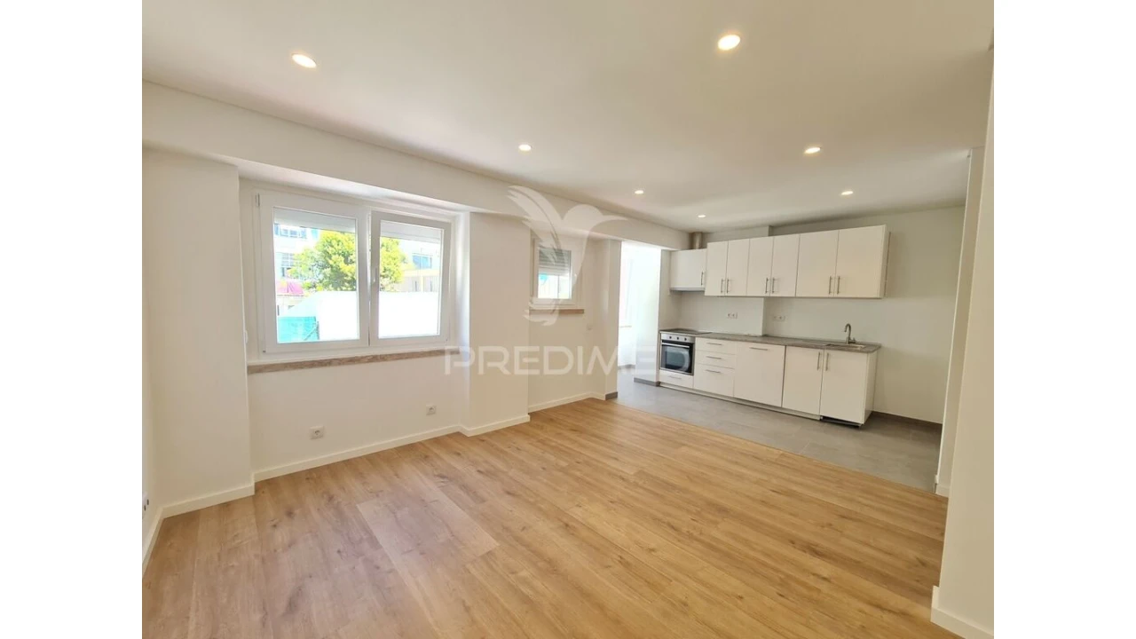 Apartamento T2 para Venda em Benfica Foto 1