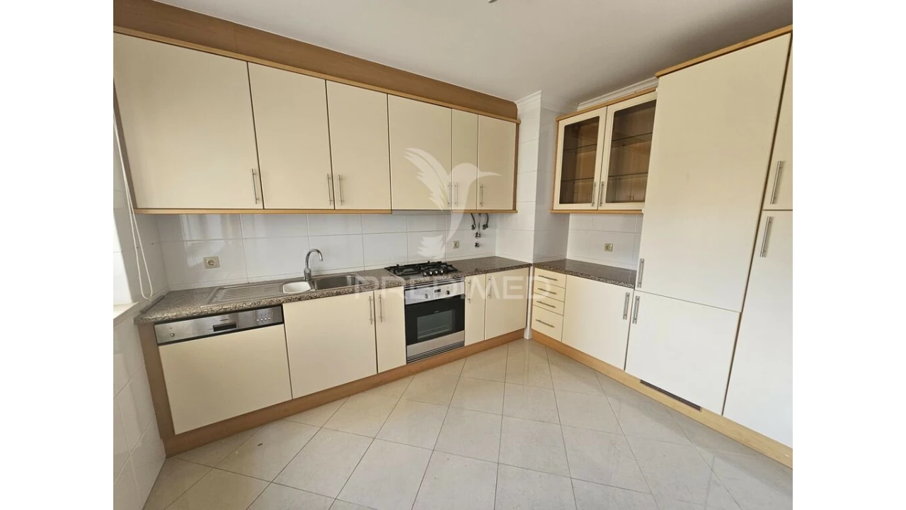 Apartamento T3 para Venda em Quarteira Foto 4