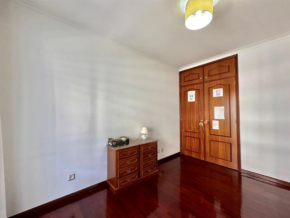 Apartamento T5 para Venda em Santo Antonio dos Olivais Foto 19