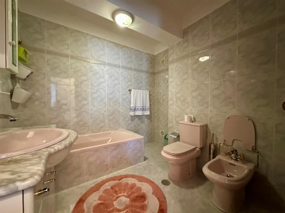 Apartamento T5 para Venda em Santo Antonio dos Olivais Foto 16