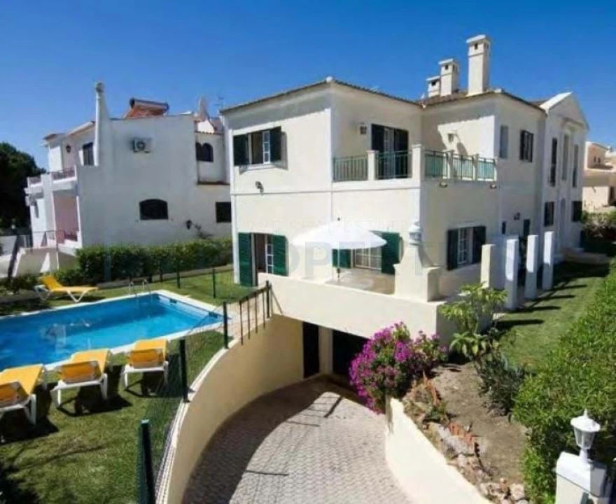 Moradia T4 para Venda em Quarteira Foto 1