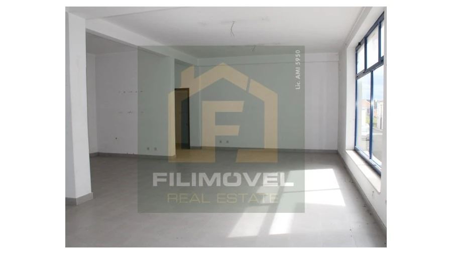 Loja para Arrendamento em Riachos Foto 1