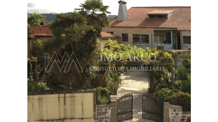 Moradia T6 para Venda em Arco de Baúlhe e Vila Nune Foto 1