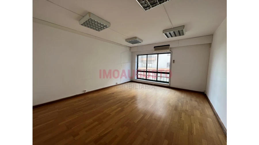 Escritório para Arrendamento em Guarda Foto 2