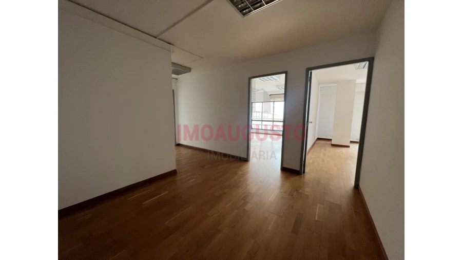 Escritório para Arrendamento em Guarda Foto 6